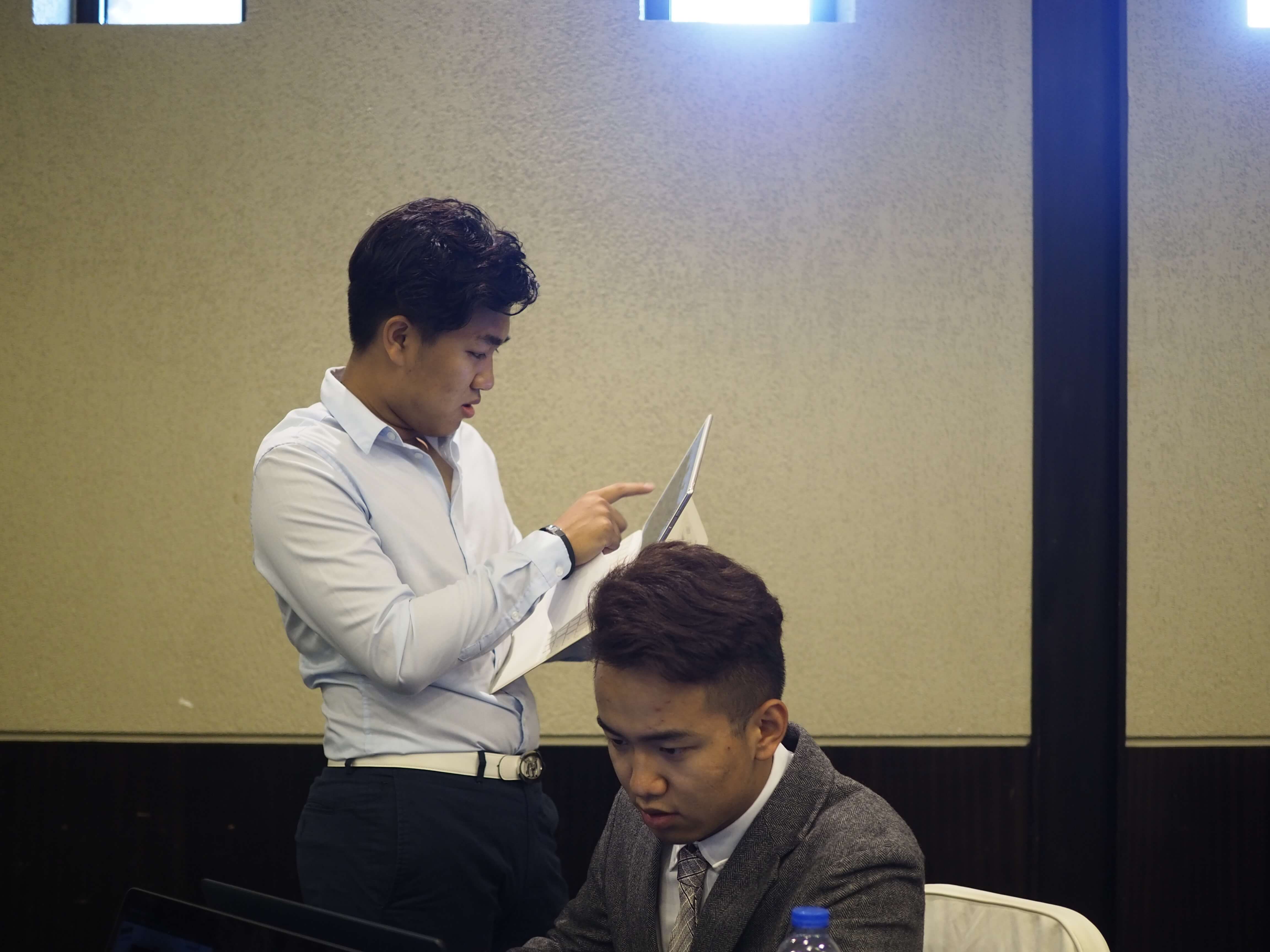 学术指导在主控台监控全场对局进程